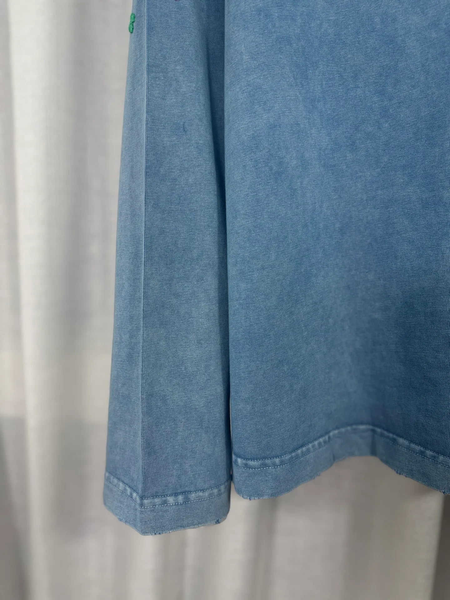 P250 top version, real shot without P, ​​different from market currency) 𝗖𝗵𝗿𝗼𝗺𝗲 𝗛𝗲𝗮𝗿𝘁𝘀/Cro Xin 2025 Autumn and Winter Starry Gypsophila Couple Casual Long Sleeve 👑The highest version! Customized fabric 320g fabric! Gypsophila cross hardware accessories, a hot-selling model at the counter, very comfortable to wear. Accessories: original molded and authenticated collar label ➕ 100% silk wash water label. Genuine purchase-grade original hangtag➕matching hanging rope➕3D hanging beads➕original packaging bag. Craftsmanship: The original version has consistent wiring! The highest version of the armhole matching technique! Color: Blue Black Size: S M L XL Style No.: 5173